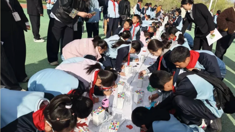 童心绘长卷，逐梦向未来！——五家渠第三小学400米画卷献礼兵超开幕式