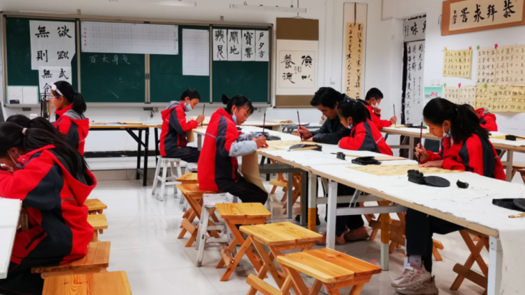 “艺”起向美--第一师阿拉尔市校园社团书画荟