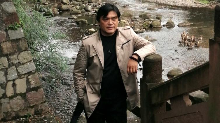 【胡炯】墨汁浇灌梦想  毛笔撑起人生 ——从沙枣枝涂鸦到文化传承者的生命史诗