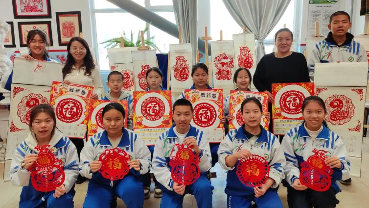 【李玉英】心怀感恩逐梦行 美育熔铸兵团情 ——记十二师头屯河农场学校美术教师李玉英的教育人生路  