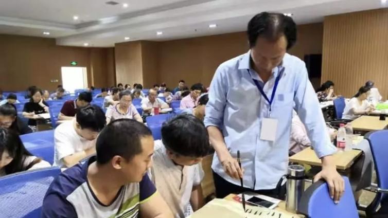 【贾贺然】瀚海丹青铸匠心  薪火永耀承古今 ——记新疆兵团非遗传承人贾贺然的艺术人生