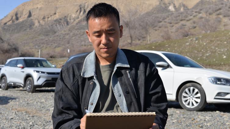 【高昇荣】以美育人，铸魂兵团——记美术教师高昇荣