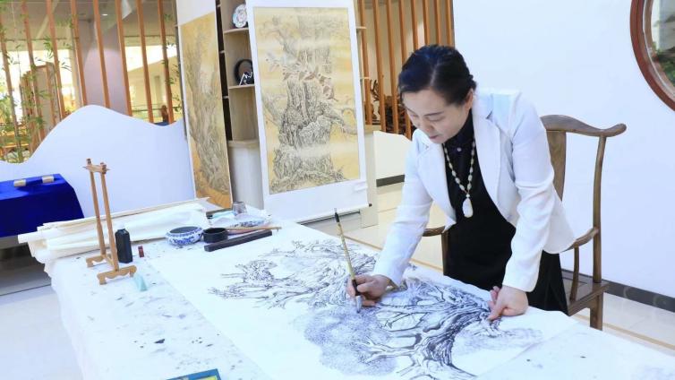 【康新莲】大漠胡杨立魂脉 非遗剪纸续情章 ——康新莲的艺术史诗与文化传承之路