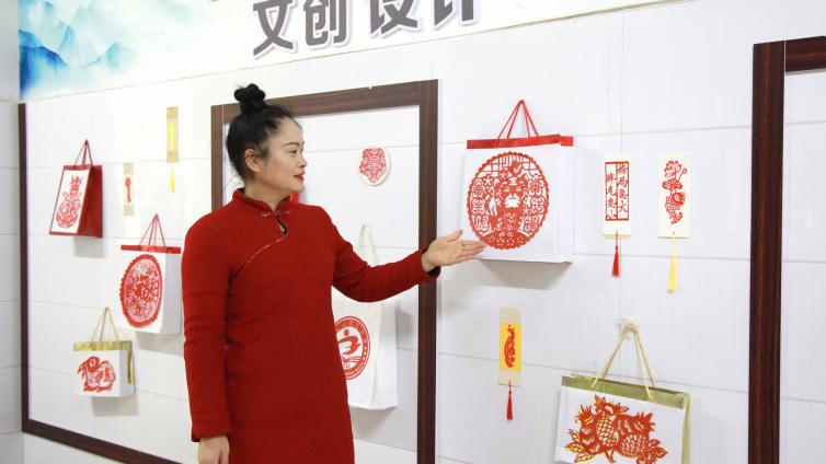 【李小红】一刀一剪传承创新非遗 一点一滴树立文化自信 ——记五家渠第三中学剪纸非遗传承人李小红
