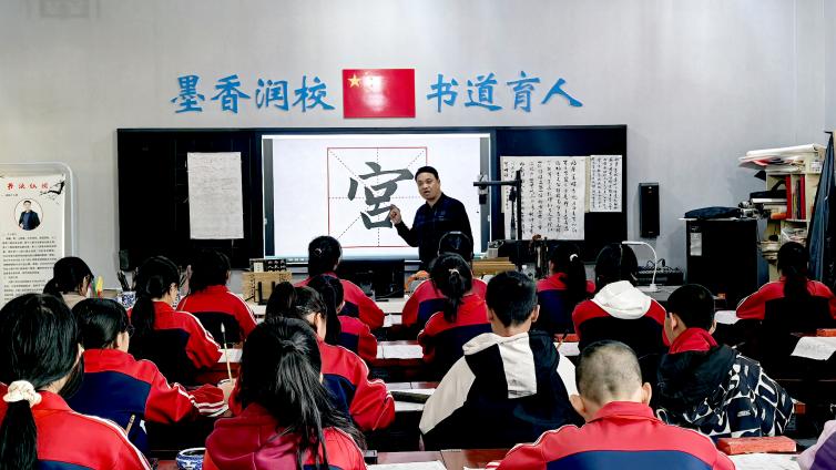 【李疆】戈壁红烛，墨韵兵魂 —记兵团第十三师火箭农场第二学校美术教师李疆