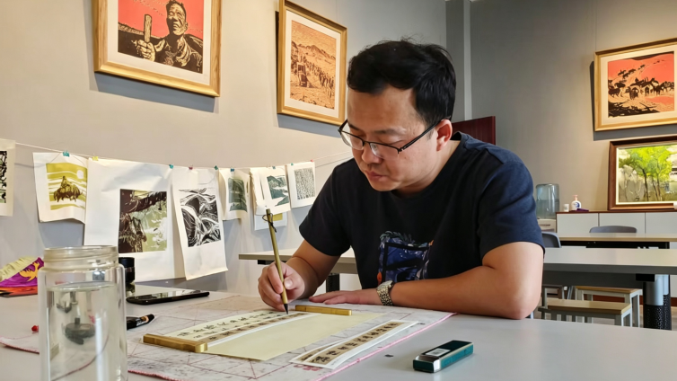 【张任远工坊】以刀为犁耕岁月，刻木留痕记军垦