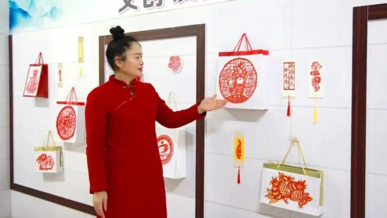 一双巧手“剪”时代风华