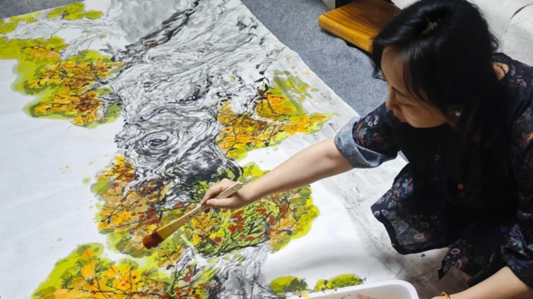 一叶秋风里的生命礼赞——蔡晓霞·彩墨胡杨中国画小品探索