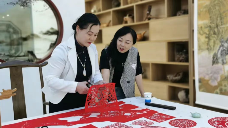 胡杨剪纸以剪为笔，守边疆胡杨情——蔡晓霞十八载戍边美育之路