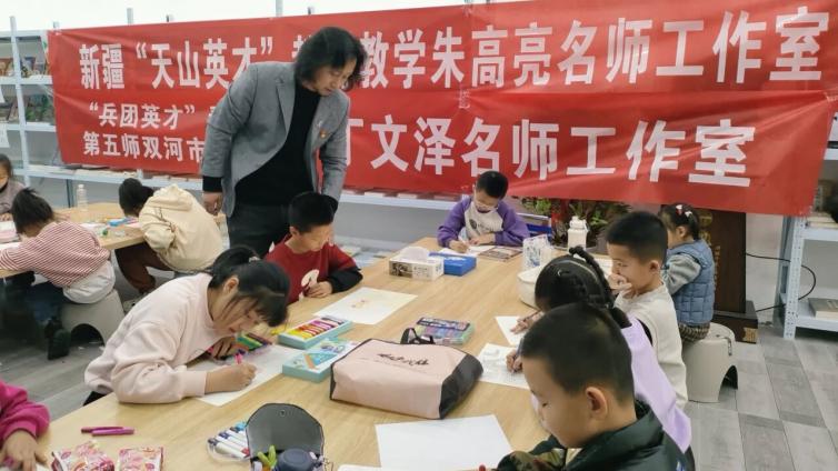 “兵团英才”青年项目培养人、第五师高中美术工作室主持人丁文泽开展社区公益课活动